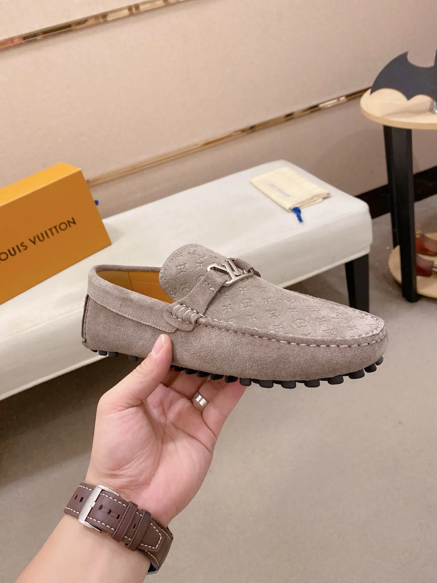 Factory price: 500💰High-end quality! LV 🆕🆕Exclusive hot-selling products in stock🔥🔥New products on the shelves, high-quality Ferragamo men's pea shoes, high-end casual driving shoes, with complete packaging! 💪 💪 Material: Imported suede cowhide 🐂 + Imported high-quality buffalo leather lining + wear-resistant outsole 👍🏻👍🏻 Features: High-end and comfortable, purely handmade 🚀 🚀 Create the perfect shoes that suit you best 🔥 🔥 Size: (38-44) 45 standard size can be customized!
